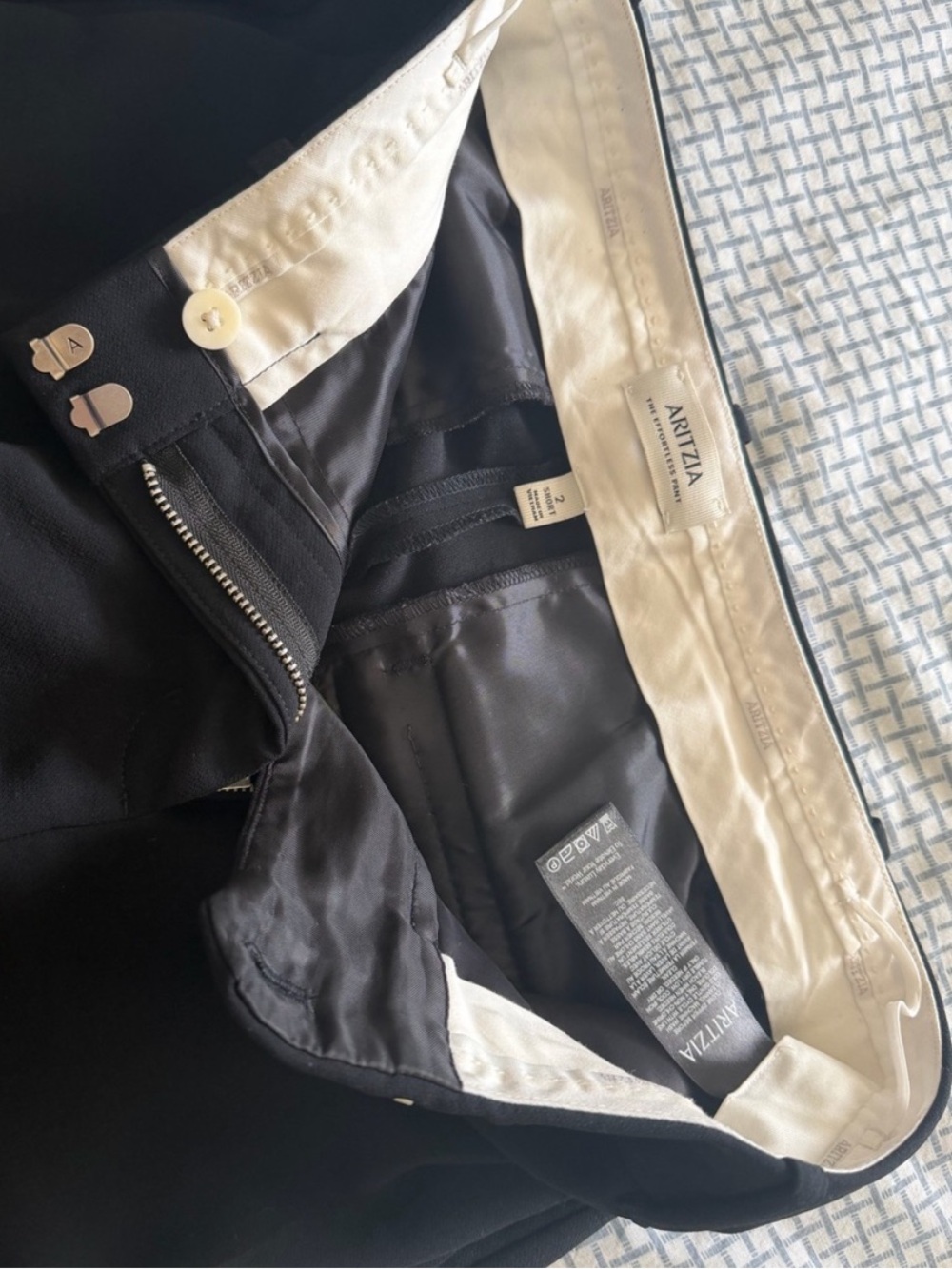 The Effortless Pant - Lo-Rise Crepette -Short - Picture 5 of 7
